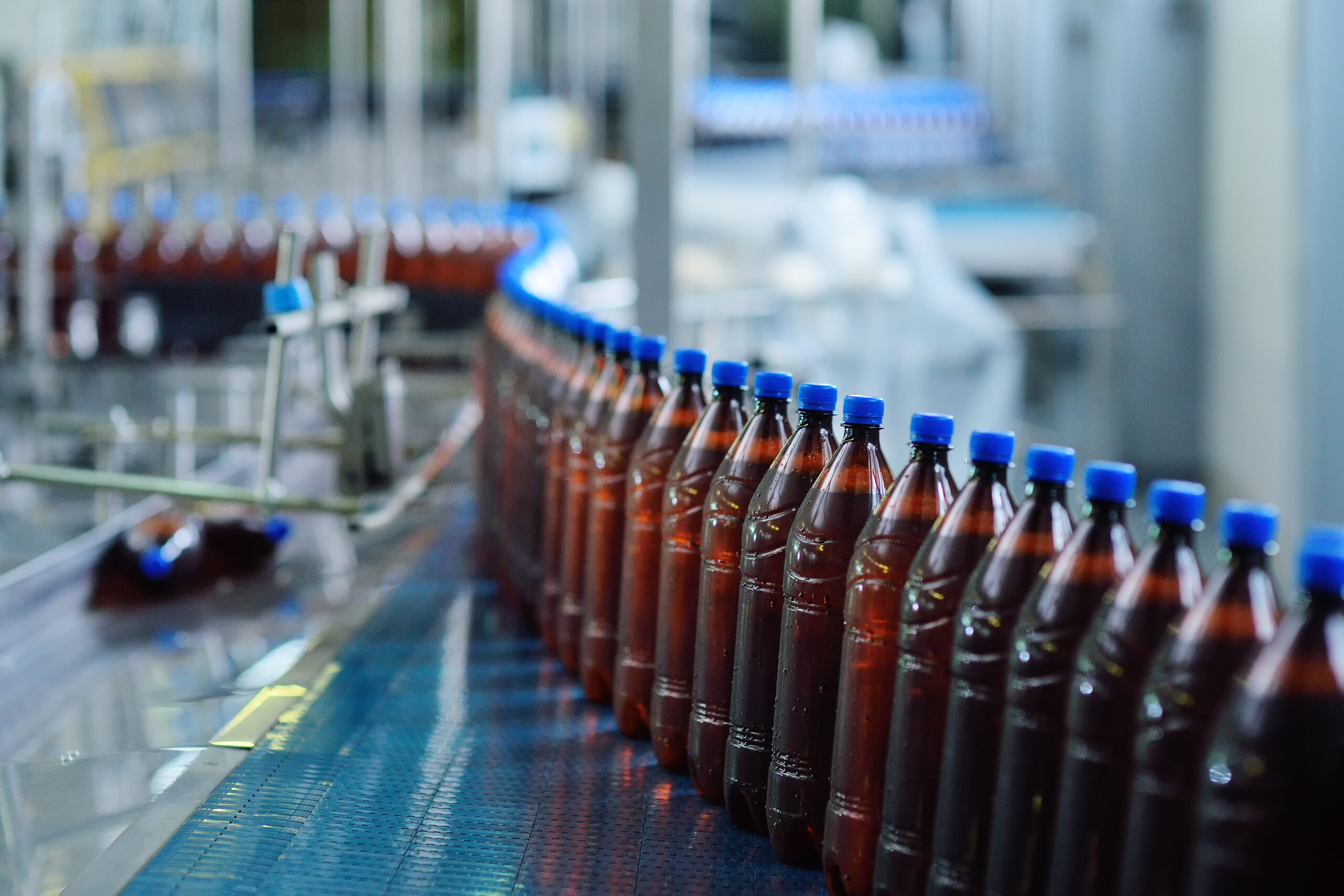 línea de producción industrial de botellas de cerveza