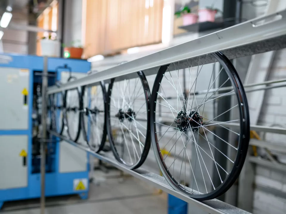 Procesos operativos en una línea industrial de pintado de bicicletas