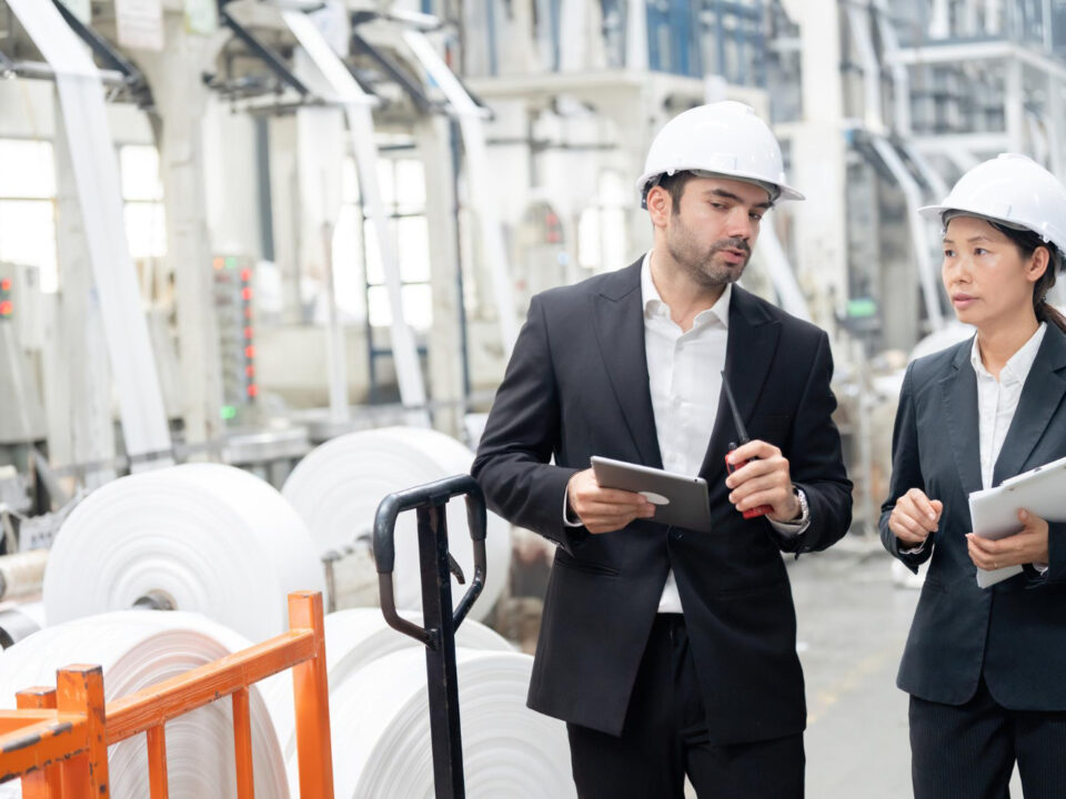 Conocé los beneficios de ISO 45001 en la industria seguridad laboral, menos accidentes, más productividad y mejor cumplimiento normativo.