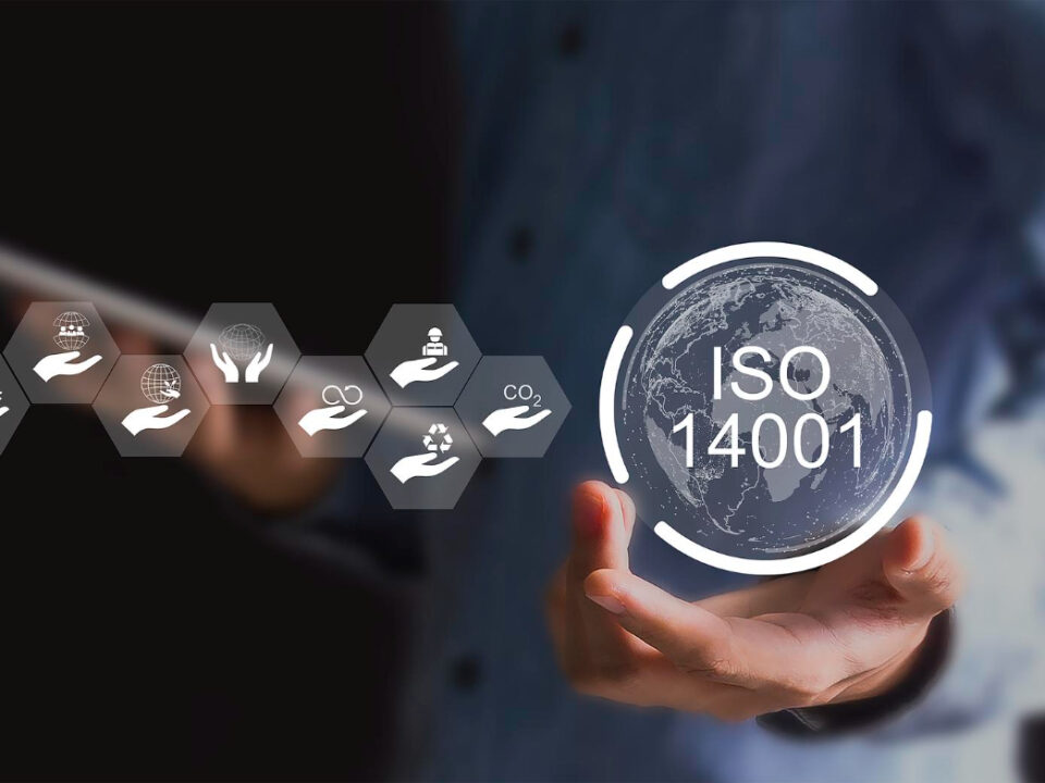 Qué es ISO 14001 y para qué sirve en la industria. Descubre su importancia, objetivos y beneficios de implementación.